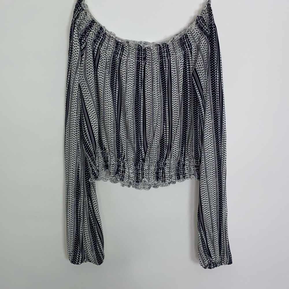Off shoulder pattern crop top